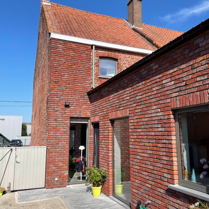 Twee slaapkamer gezinswoning (type halfopen) met ruim terras - Photo 1