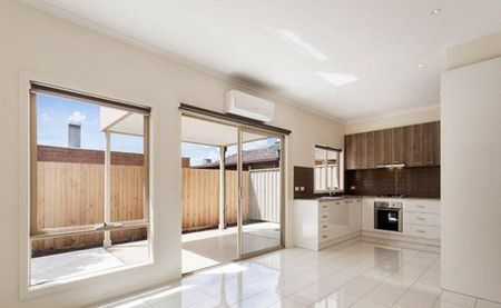 Modern 3-Bedroom Townhouse in Prime Location! - Photo 2