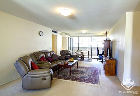 Modern & Spacious 2 or 3 Bedroom Apartment Rare Find in the Best Street of South Brisbane - Photo 2