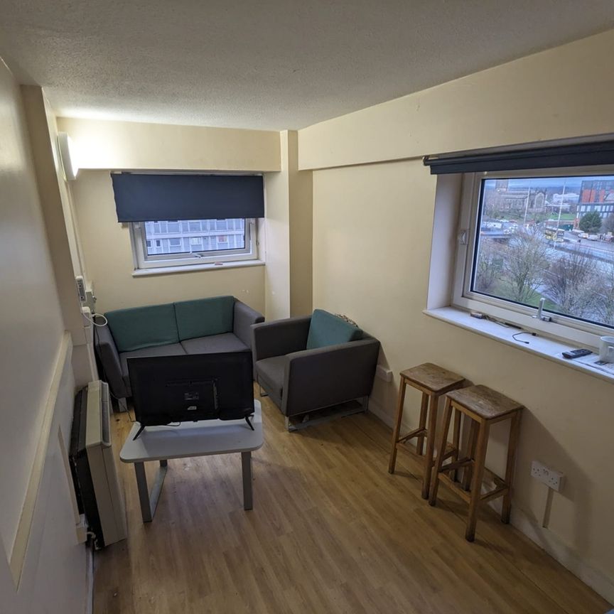 Room in a Shared Flat, Belvedere Road, M6 - Photo 1