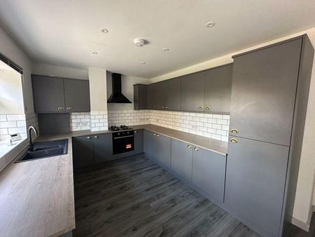 2 bedroom end of terrace house to rent - Photo 2