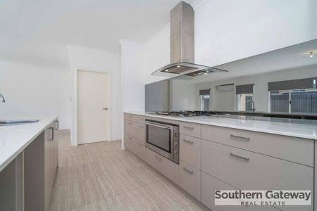 SPACIOUS FAMILY HOME PACKED WITH FEATURES!! - Photo 3