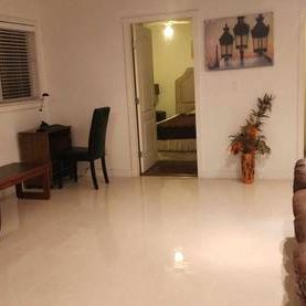 Renovated ground floor large elegant 1 bedroom independent suite - Photo 2