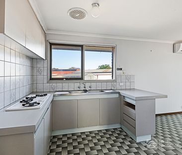 Beautifully Presented Family Home in Prime Melton West Location! - Photo 6