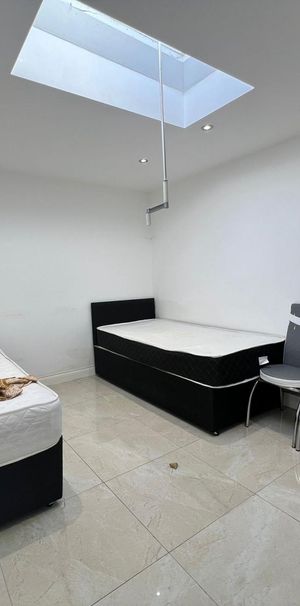 double room in two bedroom flat for two females- £800 - Photo 1