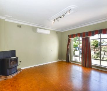 Cottage with Established Gardens & Ideal Location - Photo 5