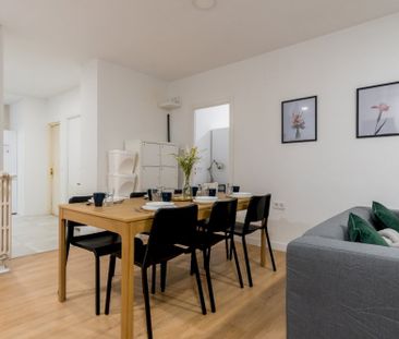 Spacious double bedroom in calle Martin de los Heros - Photo 5