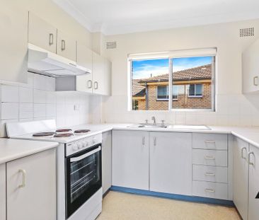 Top floor one bedroom apartment with glimpse of water views - Photo 2