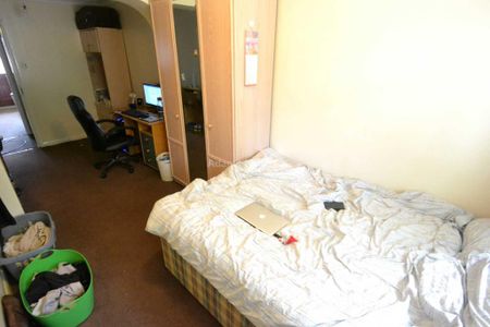 6 bedroom detached house to rent - Photo 2