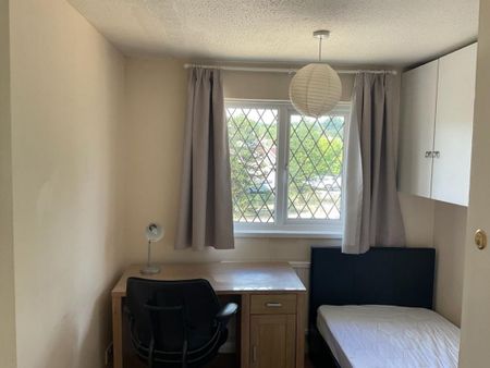 4 bedroom semi-detached house to rent - Photo 3