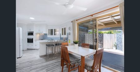 Beautifully Renovated Unit with courtyard. - Photo 5