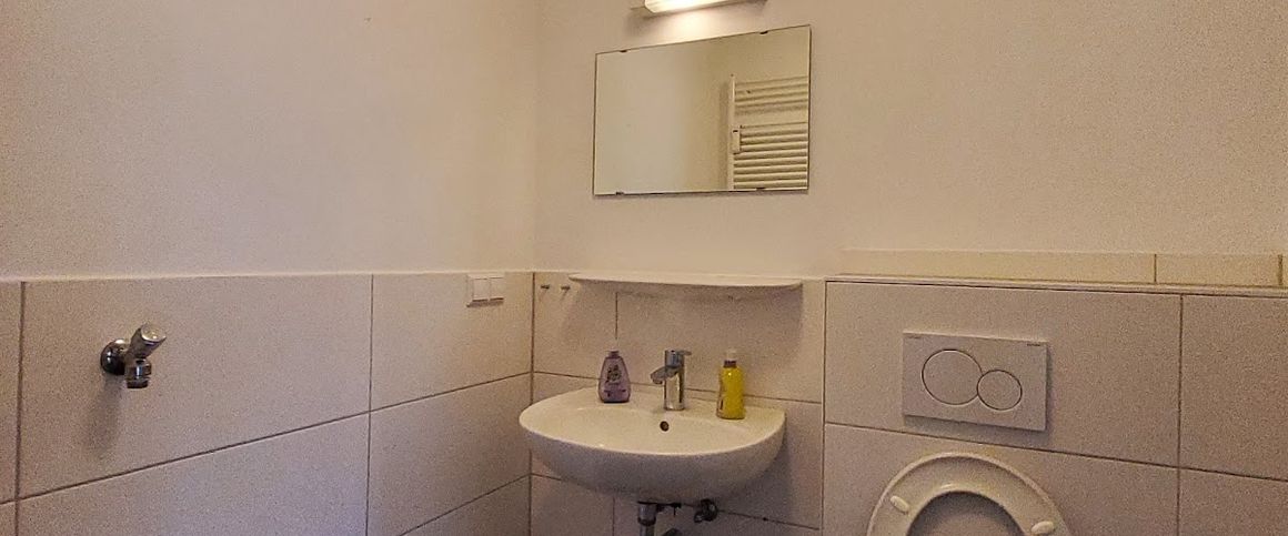 2-Zimmer-Wohnung mit großzügigem Wohnzimmer // 3.OG links - Photo 1