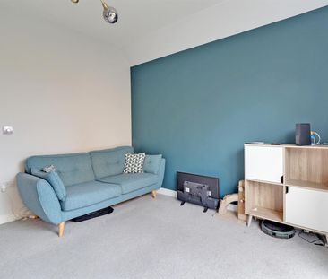 A 4 Bedroom House in Newdawn Place, Cheltenham - Photo 1