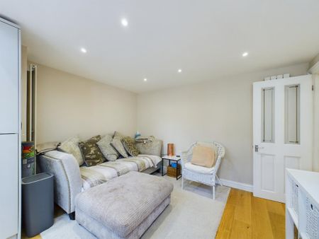 4 bedroom end of terrace house to rent - Photo 3