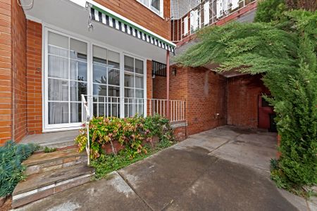 Spacious Apartment – Great Location! - Photo 4