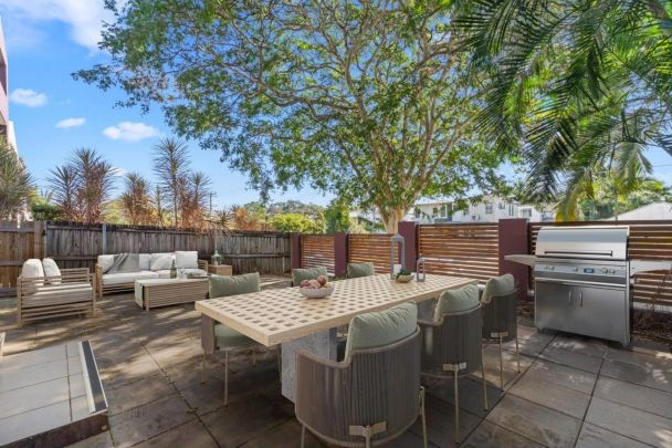 Spacious 2-Bedroom Apartment with Balcony & Secure Parking in Holland Park - Photo 1