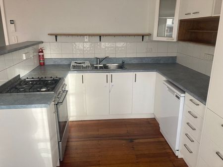 Lovely family home - Photo 3