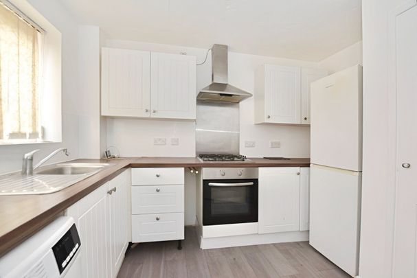 Terraced House to rent - Philimore Close, London, SE18 - Photo 1