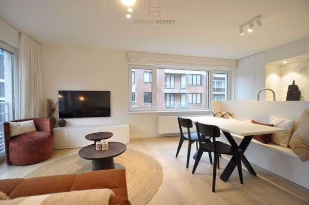 Volledig gerenoveerd, gemeubeld hoekappartement gelegen op enkele stappen van de zee en de Lippenslaan - Photo 1