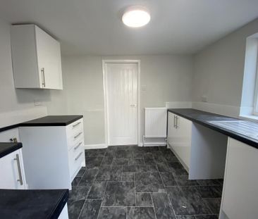 2 bedroom end of terrace house to rent - Photo 4