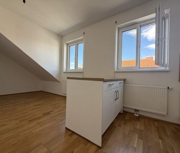 Klein aber fein: Charmante, lichtdurchflutete Dachgeschoßwohnung in... - Photo 2