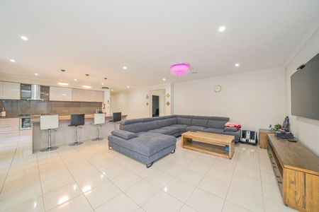 Stunning 4-Bedroom, 3 Living Home in prime location - Photo 2