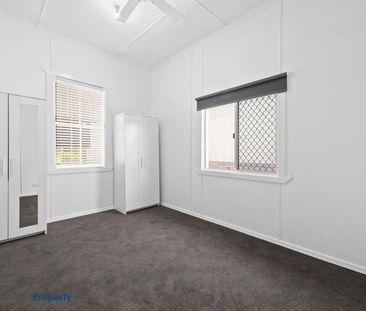 Stylish Family Home in Prime Mount Lofty Location - Photo 3