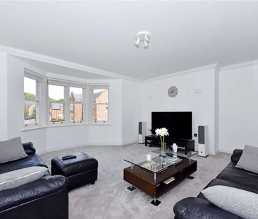 An immaculate two double bedroom apartment situated on the popular ... - Photo 1