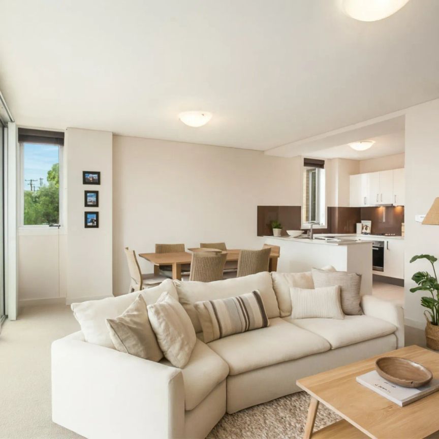 Light-filled contemporary elegance in the heart of the city - Photo 1