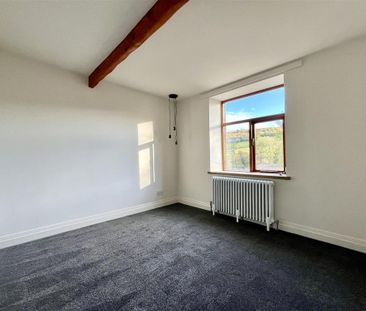 2 bedroom character property to rent - Photo 2