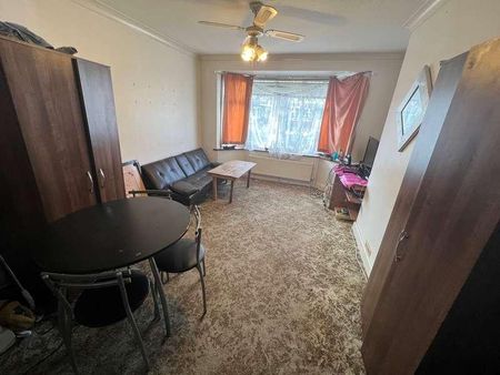 Ash Grove, Hounslow, TW5 - Photo 4