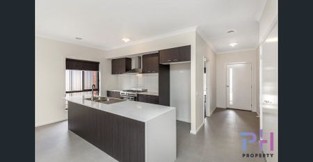 LOW MAINTENANCE STUNNER IN GOLDEN SQUARE - Photo 4