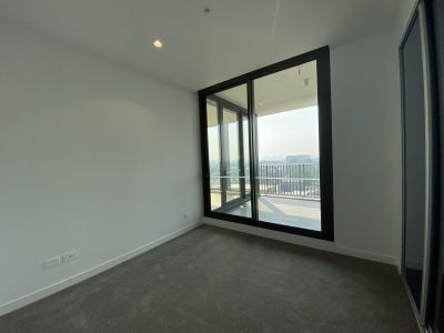 Stylish Living Meets Ultra Convenience - 2 BED - Photo 2
