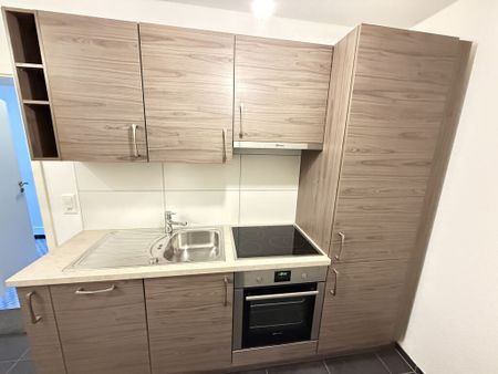 Close to the train station and shops - 3 months of net rent offered - Photo 3
