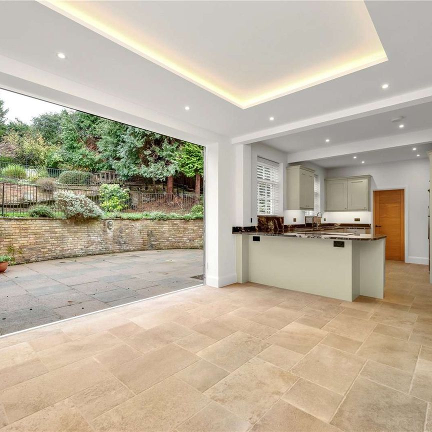 Newly refurbished 4 bedroom home with air conditioning in the sought after Wayneflete Estate. - Photo 1