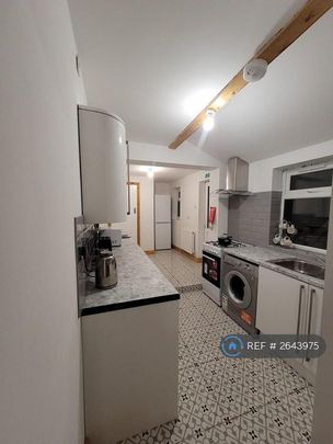 1 bedroom in a house share to rent - Photo 1