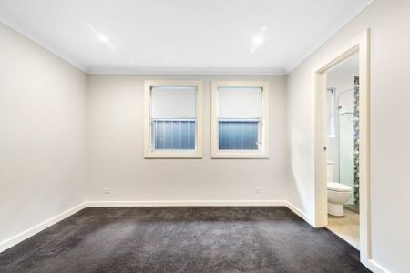 LARGE FAMILY HOUSE! - Photo 3