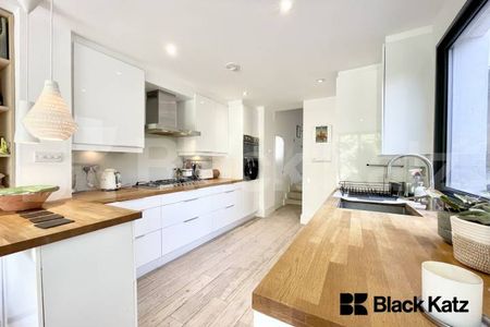Beautiful garden flat marrying period charm with contemporary living - Photo 4