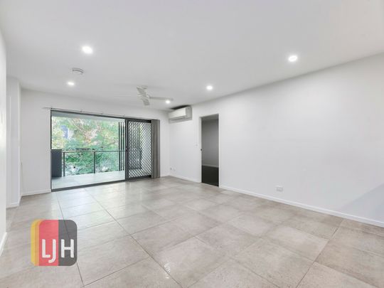 AIR CONDITIONED TWO BEDROOM UNIT WITH TWO CAR ACCOM! - Photo 1