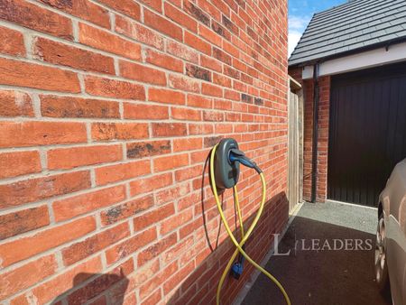 3 bedroom detached to rent Woodhouse Drive, Kenilworth, CV8 - Photo 2