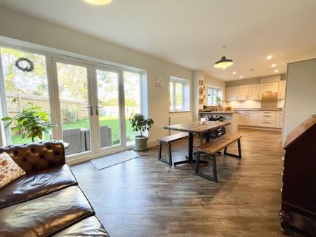 4 bedroom detached house to rent - Photo 3