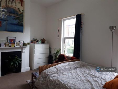1 bedroom in a house share to rent - Photo 2