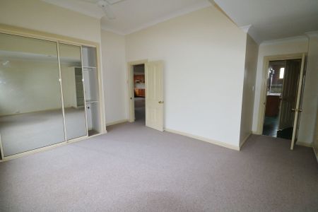 AMAZING FAMILY HOME!! - Photo 4