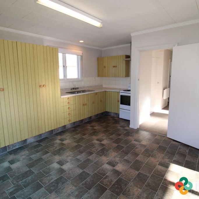 Warm Sunny Family Home - Photo 1