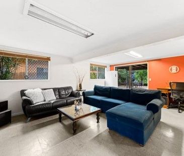 3 Bedrooms upstairs plus separate living downstairs - Photo 6