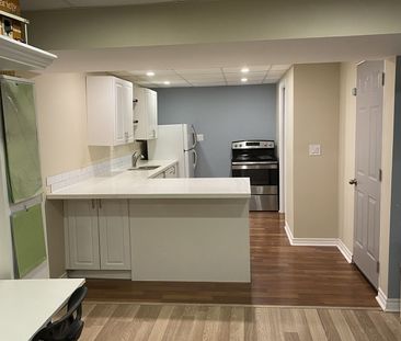 For Lease - 493 College Street, Newmarket, Ontario - Photo 4