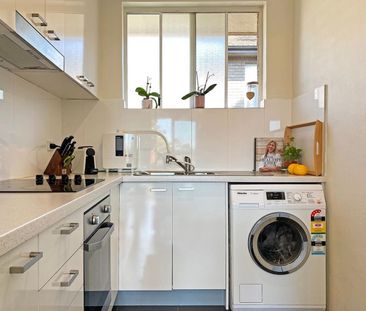 Bright Top-Floor Apartment in a Convenient Location - Photo 4