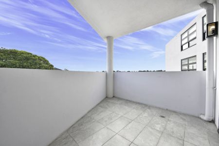 Modern one-bedroom apartment in convenient location - Photo 2