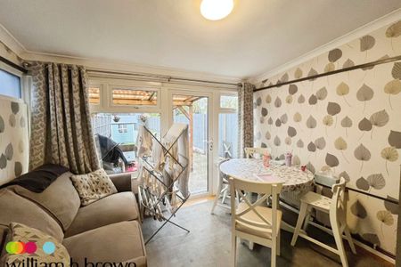 Ellerton Road, DAGENHAM - Photo 3