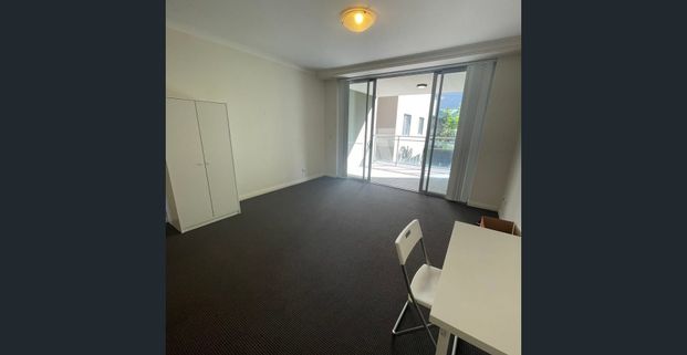 Fully Furnished-2B2B PLUS Study room(or another bedroom).Fully furnished apartment. Close to bus station, woolworth, Aldi. - Photo 1